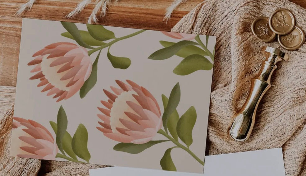 Postkarte mit Blüten auf Naturpapier gedruckt mit kleiner Illustration auf der Rückseite. Sonst ist die Karte komplett weiß zum Beschriften.