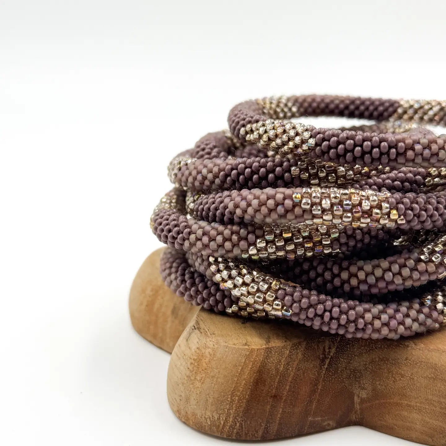 Maison KIZO Herbstkollektion 2026: Glasperlenarmband Mauve und Metallic Silber