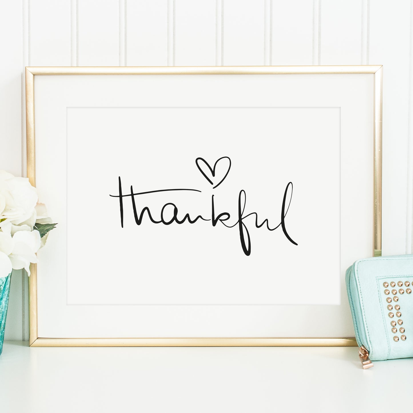 Das Sprüche Poster "Thankful" wird auf hochwertigem, 300 g/m² mattem Papier hergestellt.