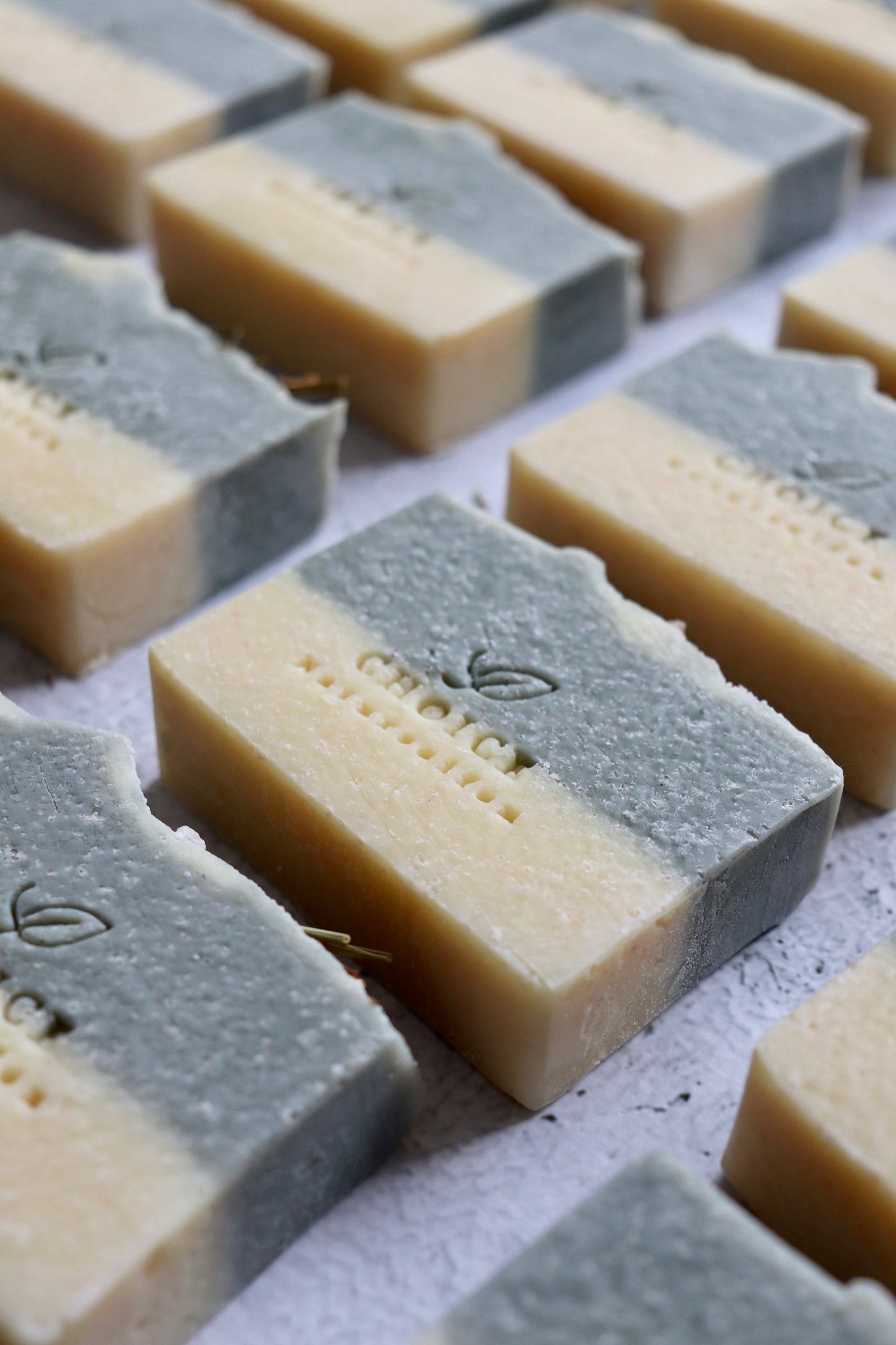 Handgemachte Naturseife aus Zitronengras, Himalayasalz und Kambrischer Tonerde. Tiefgehend reinigend und eine reichhaltige Mineralzufuhr!