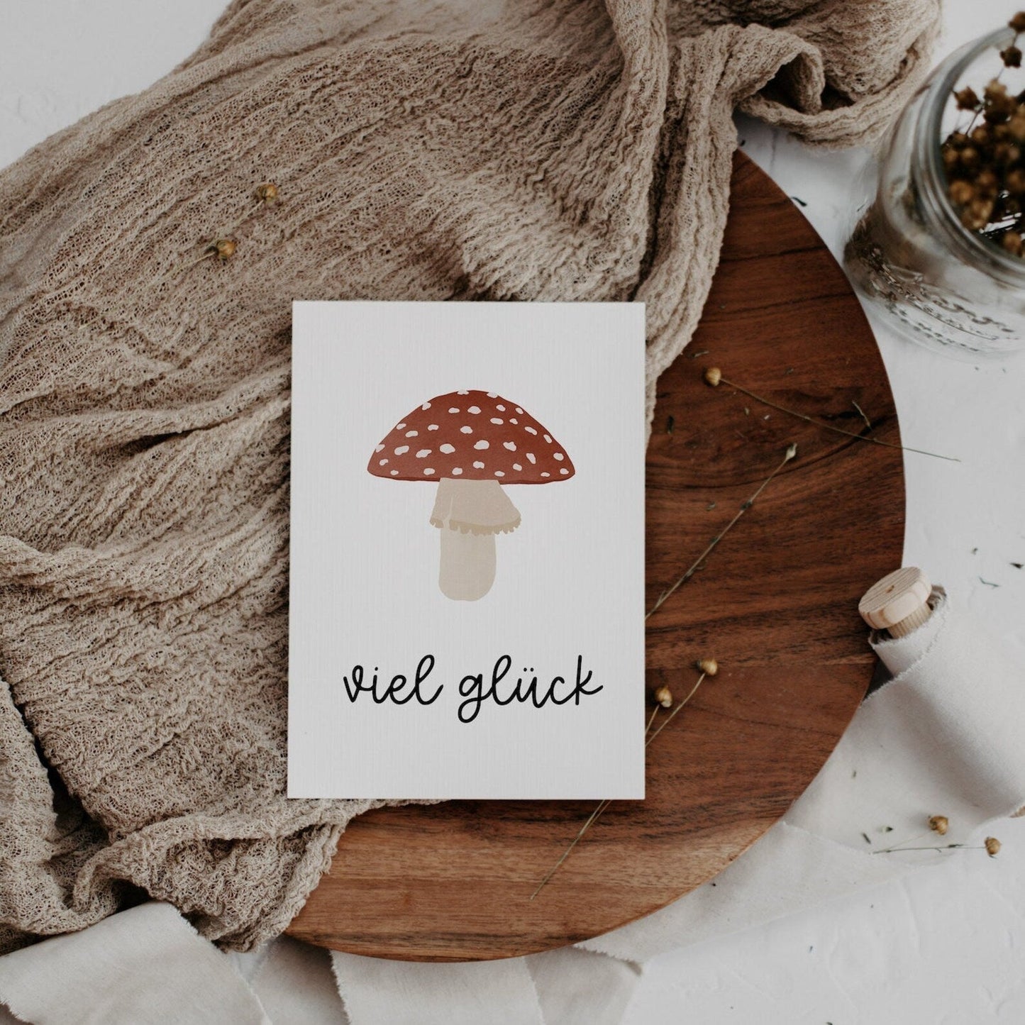 Liebevoll gestaltete Postkarte auf hochwertiges Naturpapier designed in Deutschland. Aufschrift "Viel Glückt!"
