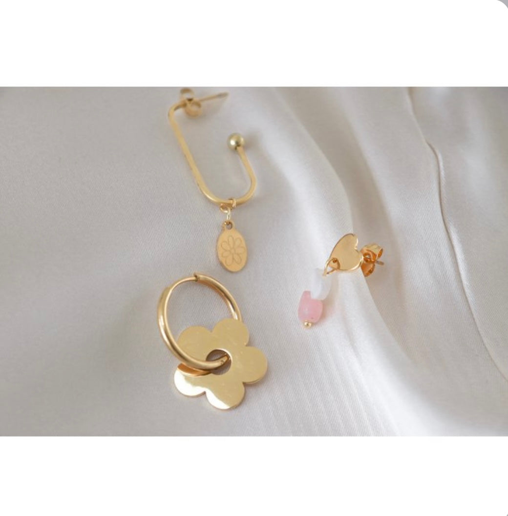 Herzohrringe aus Edelstahl. Ein rosa Opal Herz, in der Mitte ein Muschelherz an einem gold Herz.