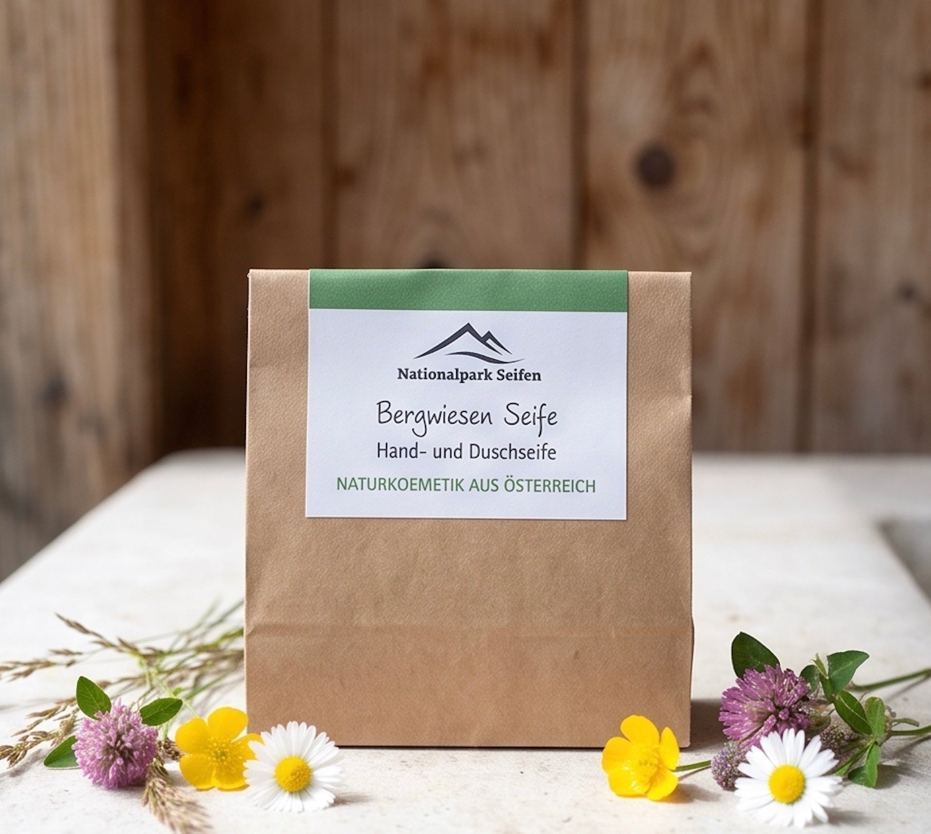Naturseife Bergwiese Lemongrass verpackt im wiederverwendbaren Papiertütchen