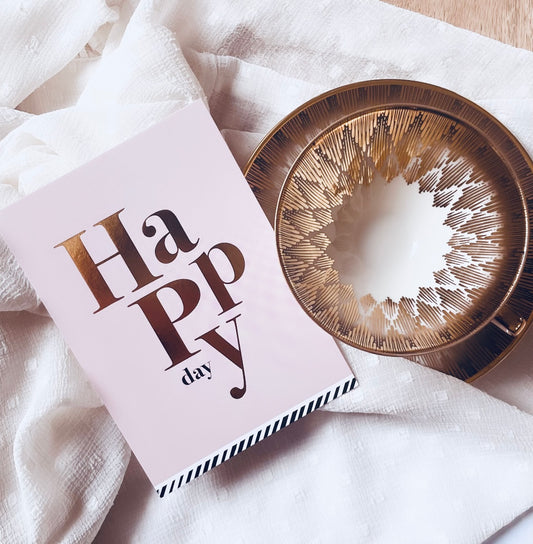 Wunderschöne Postkarte mit "Happy Day" Schriftzug. Die Schrift ist mit Goldfolie aufgedruckt. Karte im A6 Format. Auf der Rückseite kann sie für jeden Anlass individuell beschrieben werden.