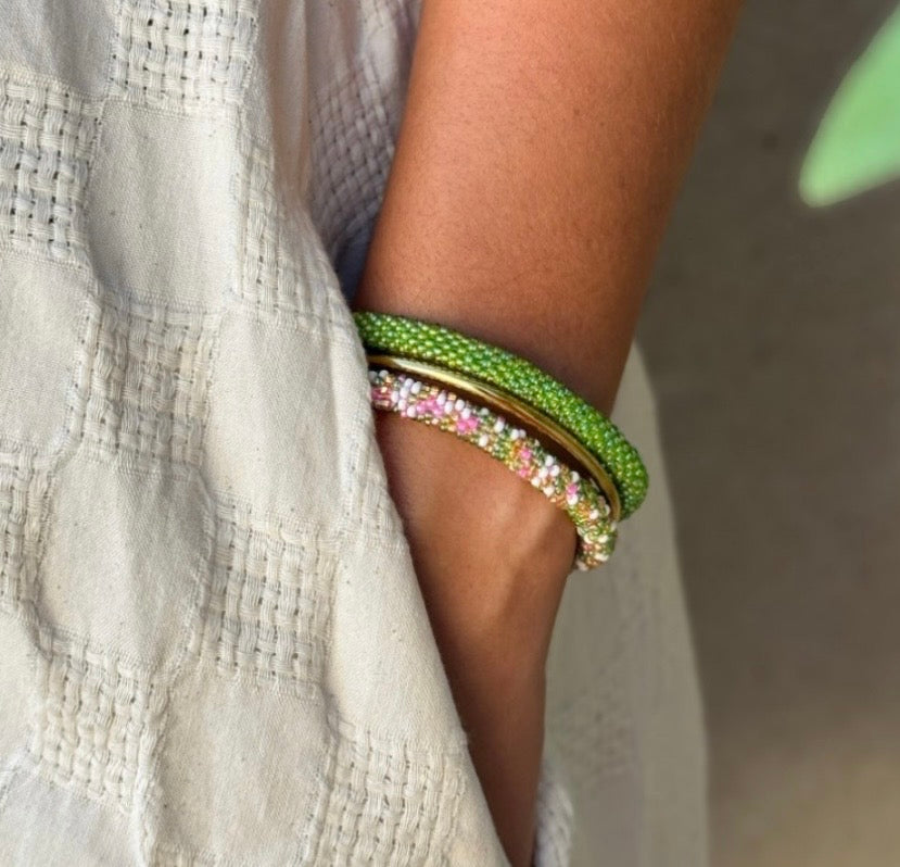 Handgefertigtes Gasperlen Armband aus Nepal mit Miyuki Perlen in knalligen pink, weiß,grün und gold.