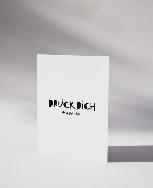 Lass dich verzaubern von den liebevoll gestalteten Postkarten auf hochwertiges Naturpapier und 100 % Recyclingpapier. Hier erhältst du natürliche Postkarten kreiert und designed in Deutschland. Aufschrift " Drück Dich"