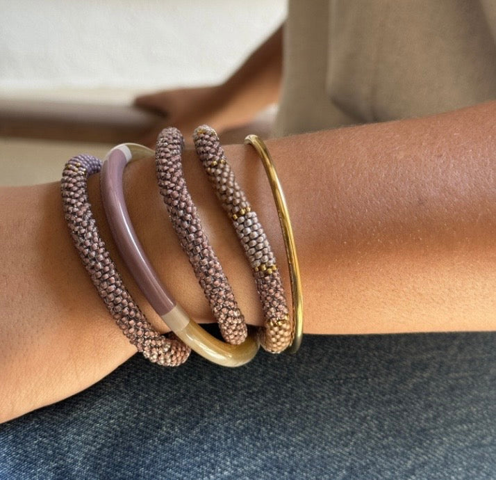 Handgefertigtes Glasperlenarmband ohne Verschluss am Handgelenk, dehnbar bis 1 cm