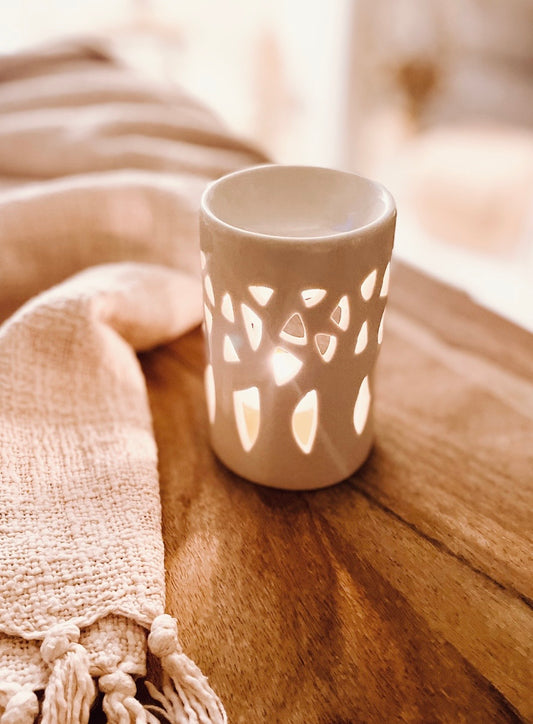 Tolle glänzende nude farbene Duftlampe. Schön schmal und klein. Mit unterschiedlich großen Öffnungen was ein tolles Lichtspiel ergibt.