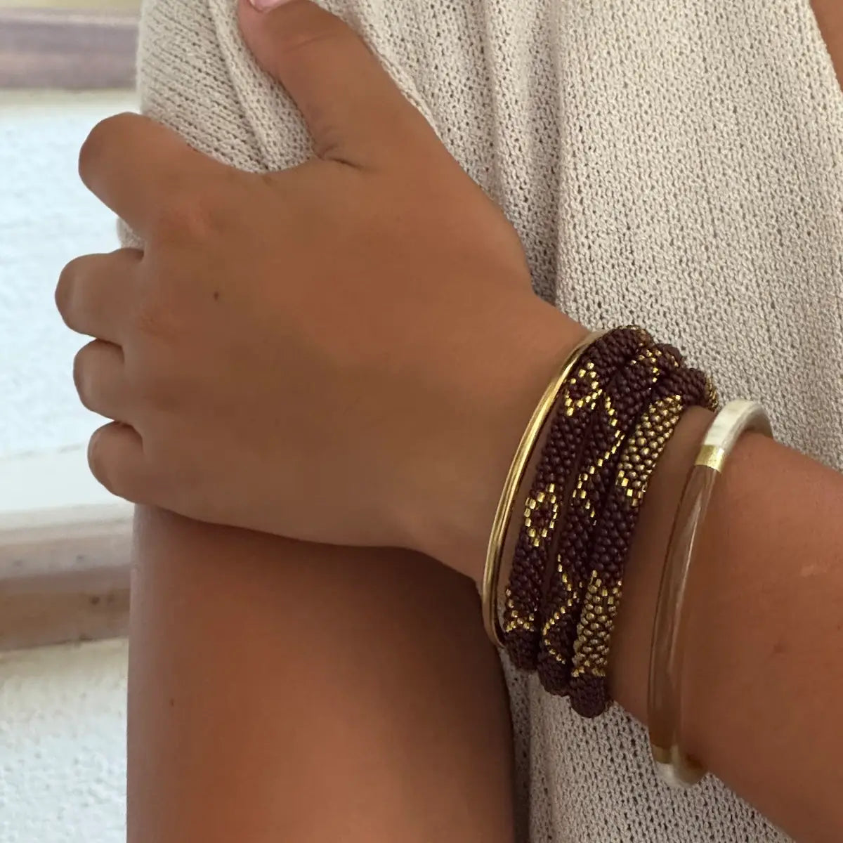 Glasperlenarmband ohne Verschluss am Handgelenk getragen – dehnbares Armband in herbstlichen Erdtönen