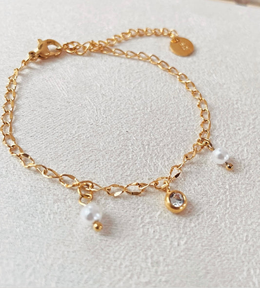 Zartes Glieder Armband mit drei kleinen Anhänger, bestehend aus zwei Kunstperlchen und einem Zirkonia Steinchen. 