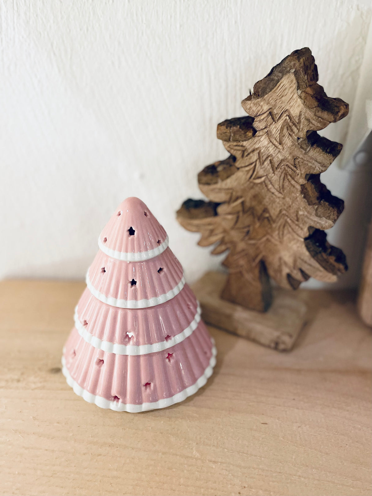 Duftlampe Rosa Tannenbaum als Weihnachtsdeko auf dem Sideboard