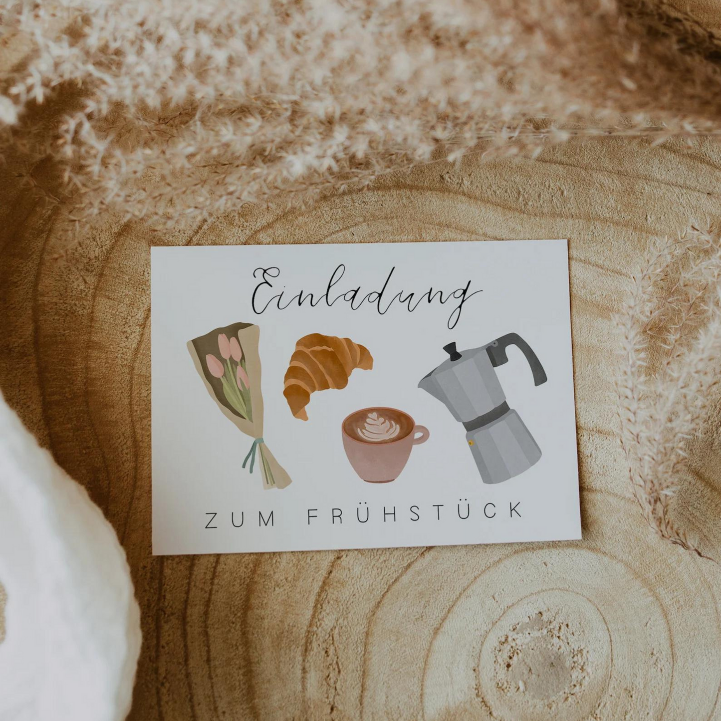 Liebevoll gestaltete Postkarte auf hochwertiges Naturpapier designed in Deutschland. Aufschrift "Einladung zum Frühstück!"