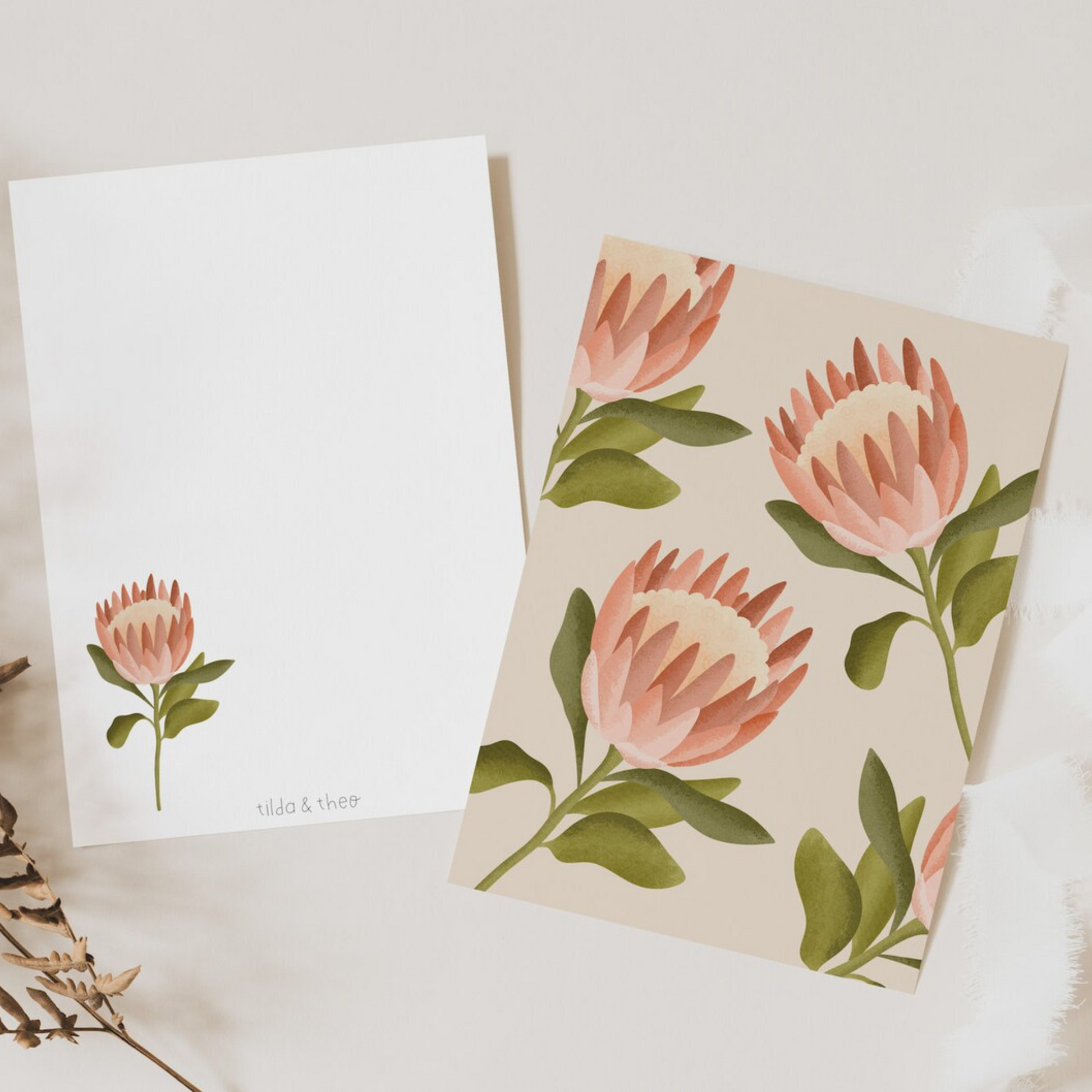 Liebevoll gestaltete Postkarte auf hochwertiges Naturpapier designed in Deutschland. Die karte ist mit wunderschönem Blumenmuster versehen und für jeden Anlass geeignet.