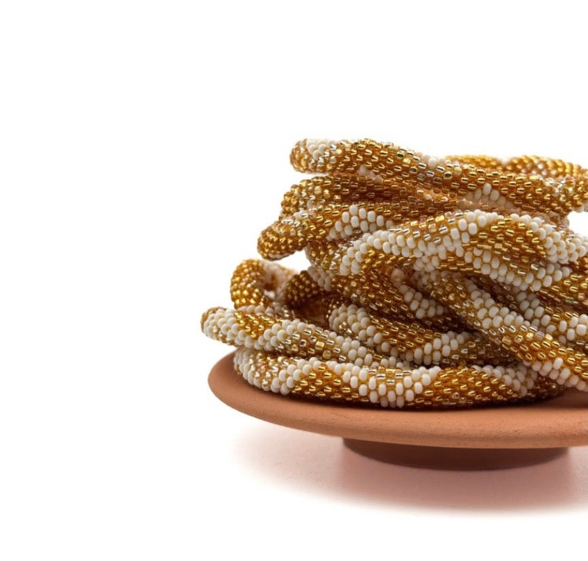Handgefertigtes Gasperlen Armband aus Nepal mit Miyuki Perlen in Gold, Elfenbein Farben.