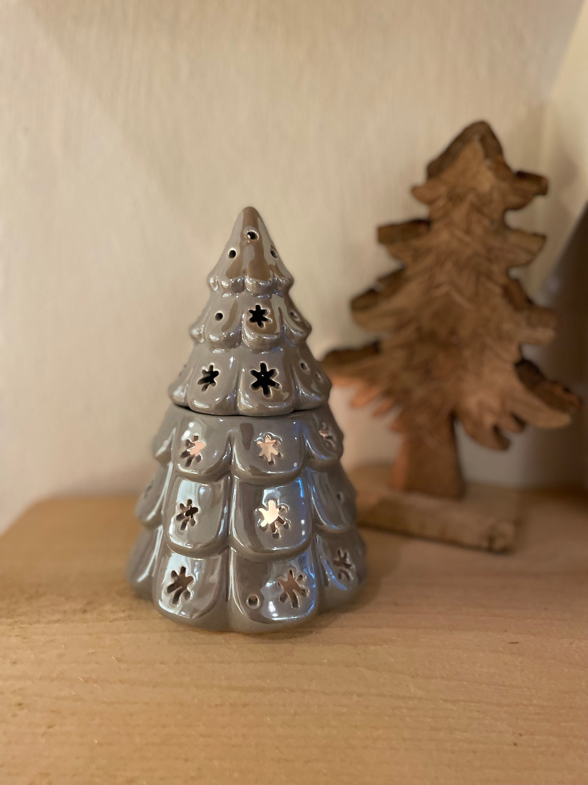 Brennende Duftlampe „Forest Silber” als Tanne mit warmem Teelicht-Schein, die an einem Winterabend für gemütliche Stimmung sorgt