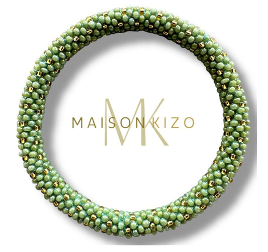 Fair Trade hergestelltes Glasperlen Armband mit Miyuki Perlen. Handgearbeitet in grün mit goldenen Akzenten!