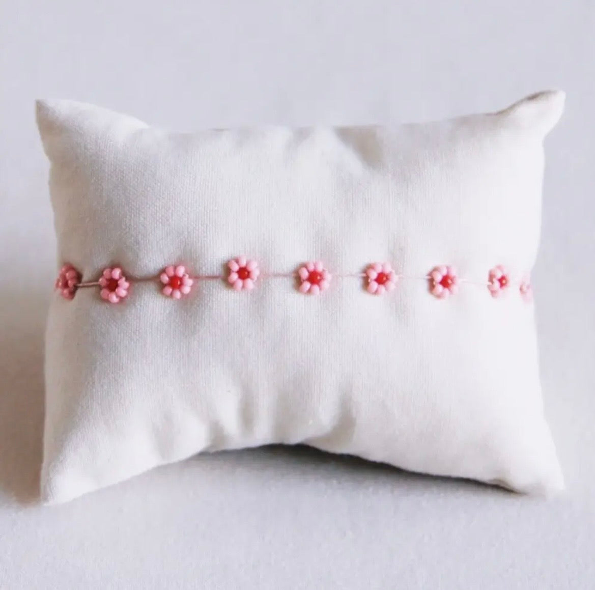 Handgefertigtes Blüten Fusskettchen hergestellt aus rot ujnd rosa farbenen Miyuki Perlen und Edelstahlverschluss.