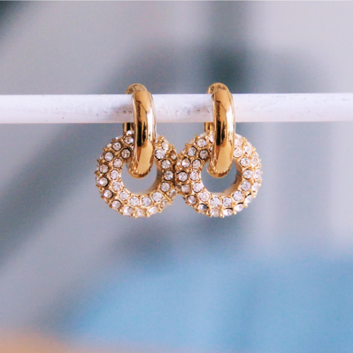  Hoop Creolen mit eingehängtem Ring mit kleinen Zirkonia Steinchen.
