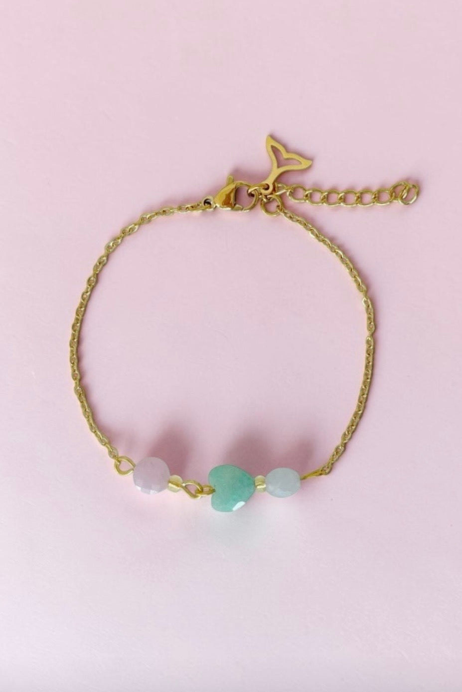 Armband ist aus langlebigem Edelstahl gefertigt, mit drei wunderschönen Edelsteinen veredelt: lila Chalcedon, Amazonit und Aquamarin. Am Verlängerungskettchen ist eine Meerjungfrauen Flosse angebracht