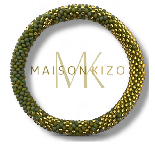 Handgefertigters Glasperlen Armband. In glänzendem grün mit goldenen Akzenten. 