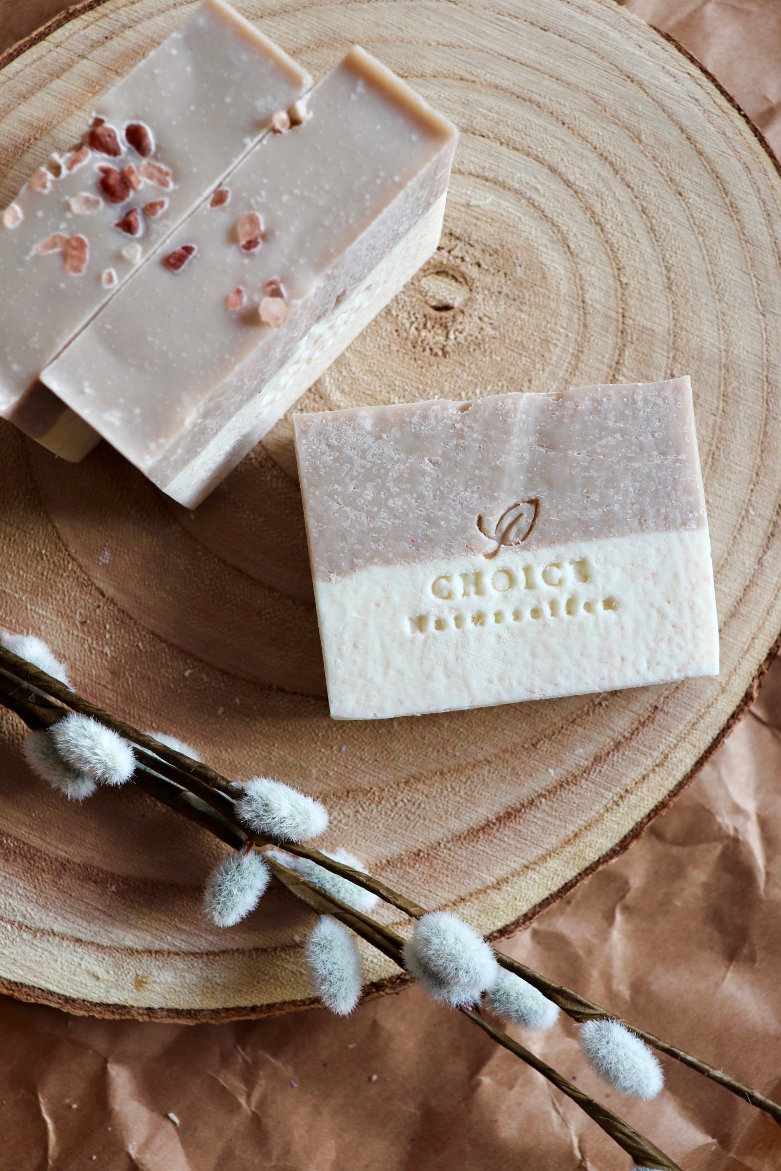 Handgemachte Naturseife Lavender & Lemon mit beruhigendem Lavendel und der spritzigen Frische der Zitrone. 