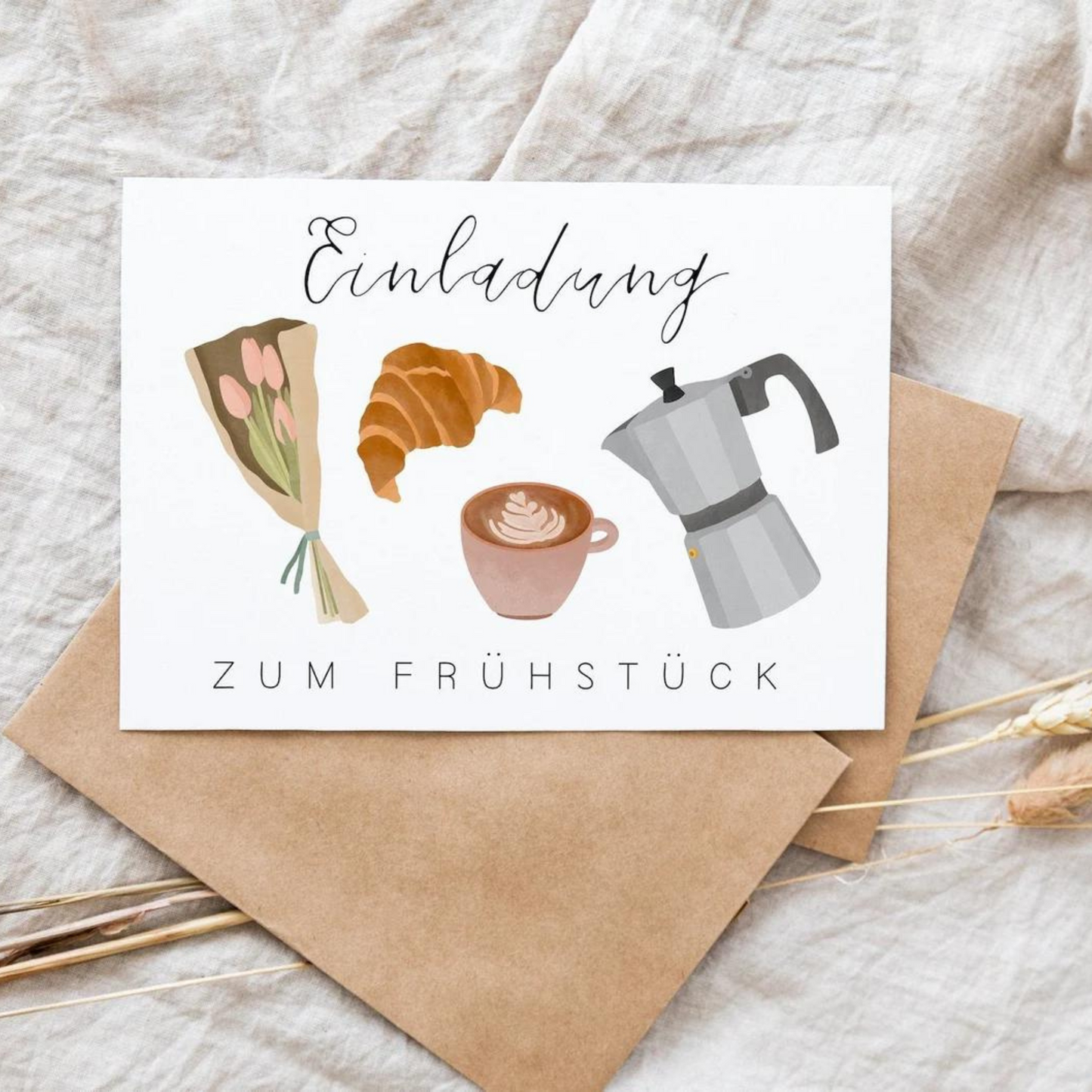 Liebevoll gestaltete Postkarte auf hochwertiges Naturpapier designed in Deutschland. Aufschrift "Einladung zum Frühstück!"