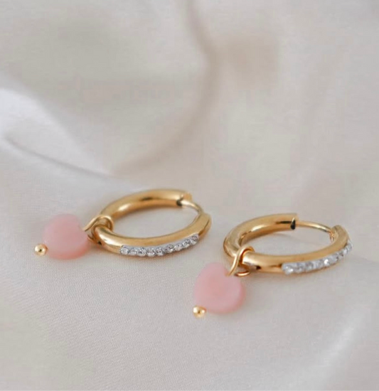Gold Creole aus Edelstahl mit kleinen Diamant Steinchen, dazu einen rosa Opal Herz Anhänger. 