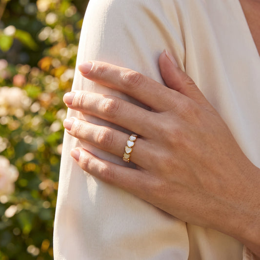 Goldring weiße Emaille Herzen