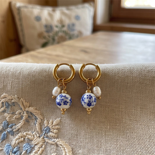 Click Creole aus Edelstahl mit austauschbarem Anhänger – Keramikperle im Blumenmuster und weiße Perle, ideal zur Tracht.