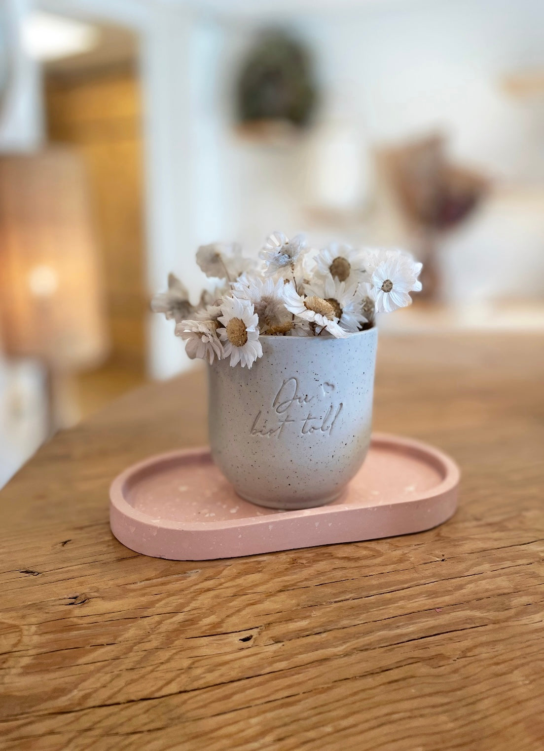 Handgemachter Keramik Becher von "Dear Benno" aus Steingut in der Farbe sprenkle on cream-Außen matt innen glänzend. Dazu die Aufschrift: "Du bist toll"