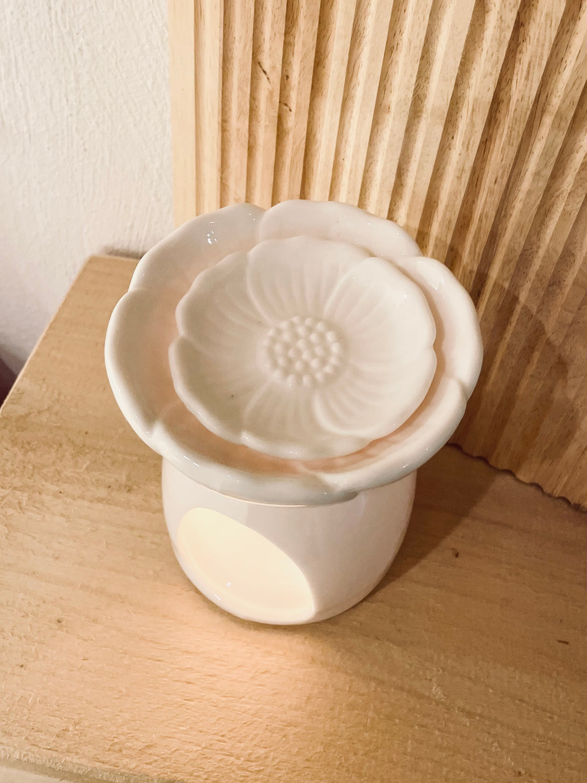 Pfingstrosen Duftlampe aus weißer glänzender Keramik mit aufgesetzter Blüte im Schmelzteller