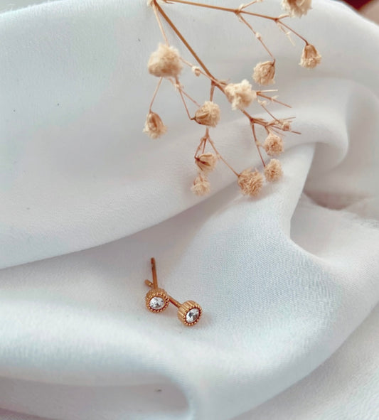 Mini Stecker mit kleinen Zirkonia Steinchen in Gold!