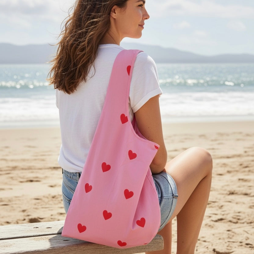 Faltbarer wasserabweisender Shopper in rosa mit roten Herzen! Für Einkäufe oder als Strandtasche verwendbar. Praktisch mit Aufbewahrungs Beutel. 