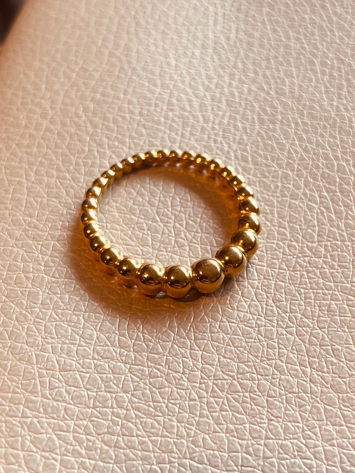 Edelstahl Ring in Gold mit Edelstahl Kugeln. Farbecht, läuft nicht an. 