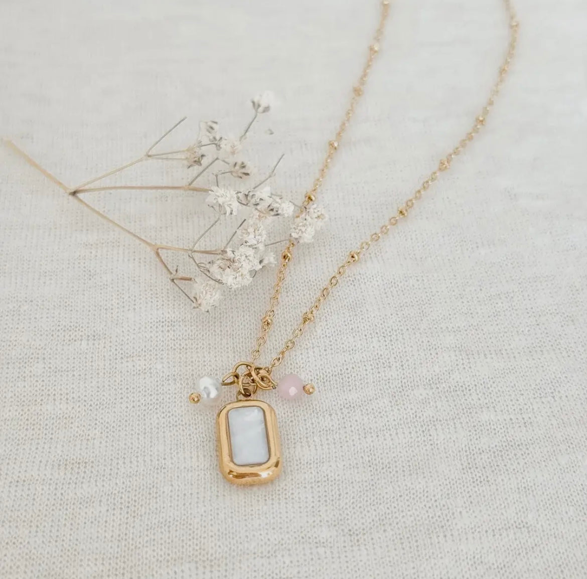 Edelstahlkette mit Muschel Anhänger, und einem kleinen Perlen- und Jade-Anhänger!