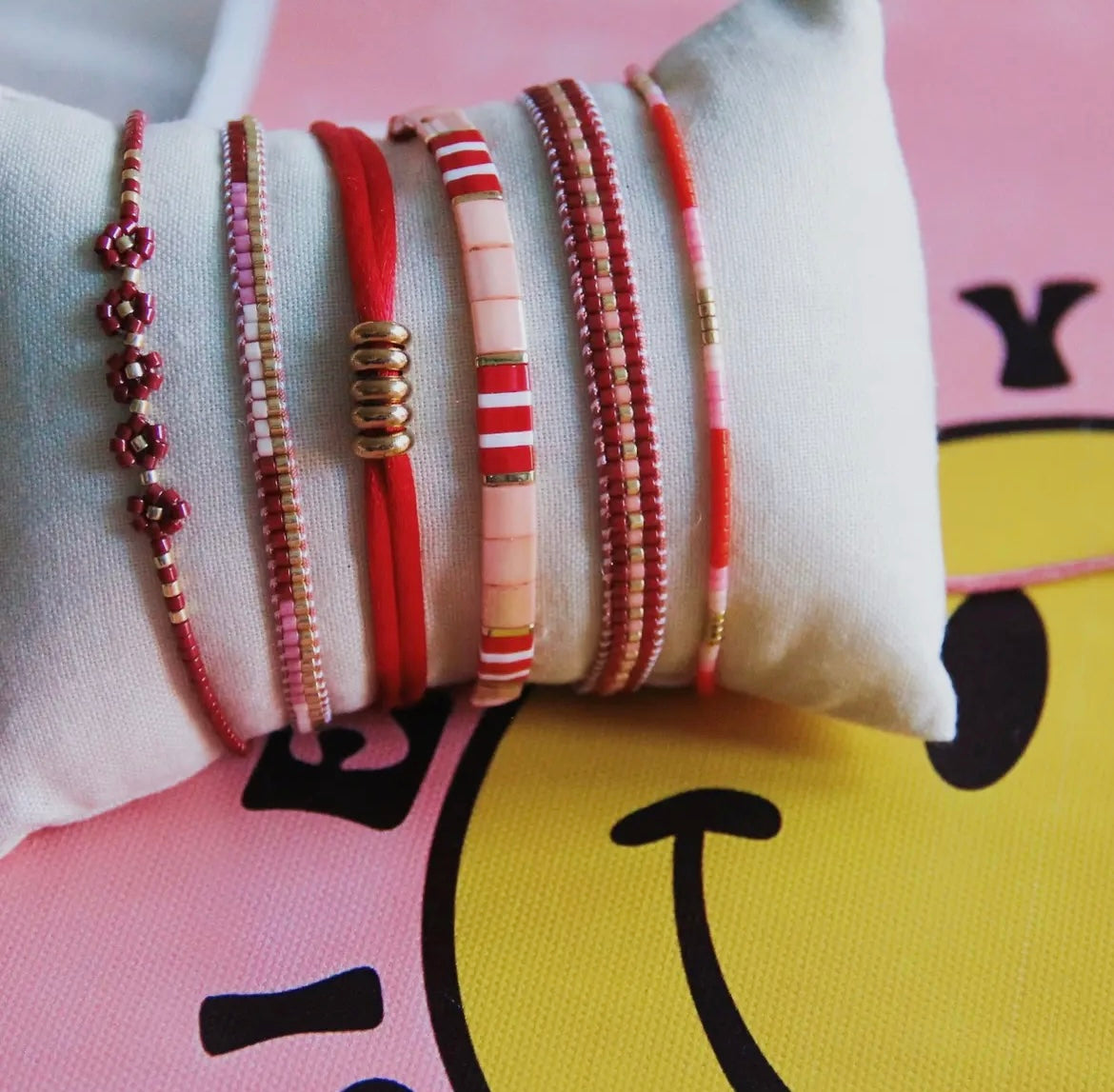 Tolles Armband mit Miyuki Perlen in Rot, Nude, Rosa & Gold. Größen verstellbar durch Schiebeknoten.