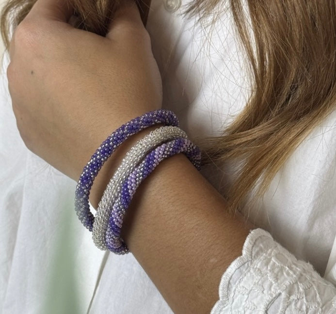 Fair Trade hergestelltes Glasperlen Armband mit Miyuki Perlen. Handgearbeitet in den Farben lila und Silber!