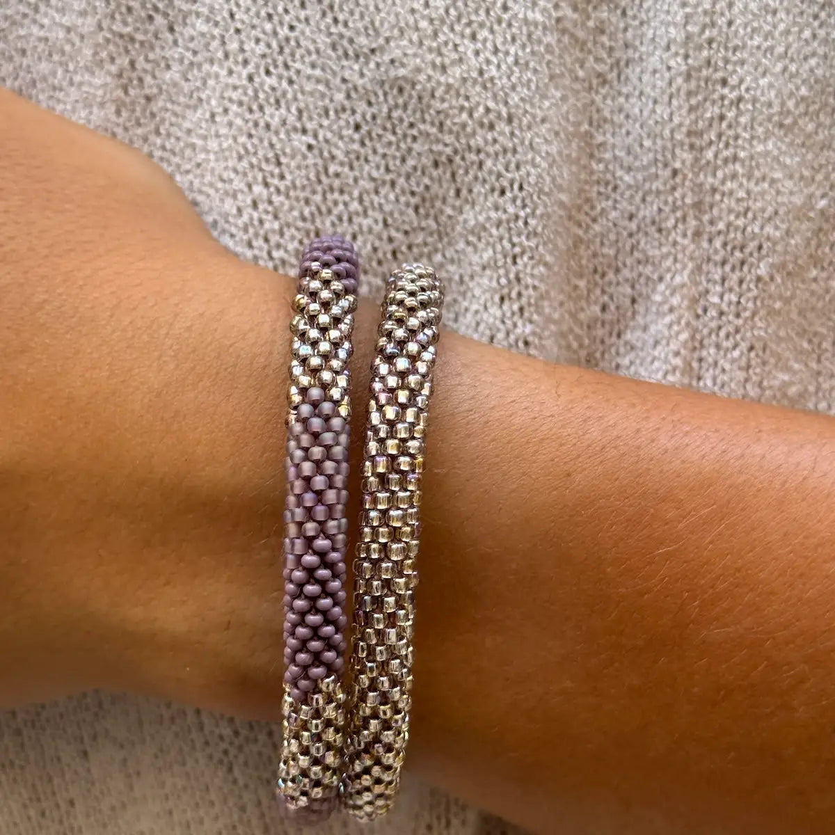 Handgefertigtes Glasperlen Armband in Mauve und Metallic Silber
