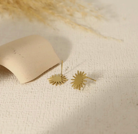 Matt goldene Edelstahl Ohrstecker in Sonnen Design