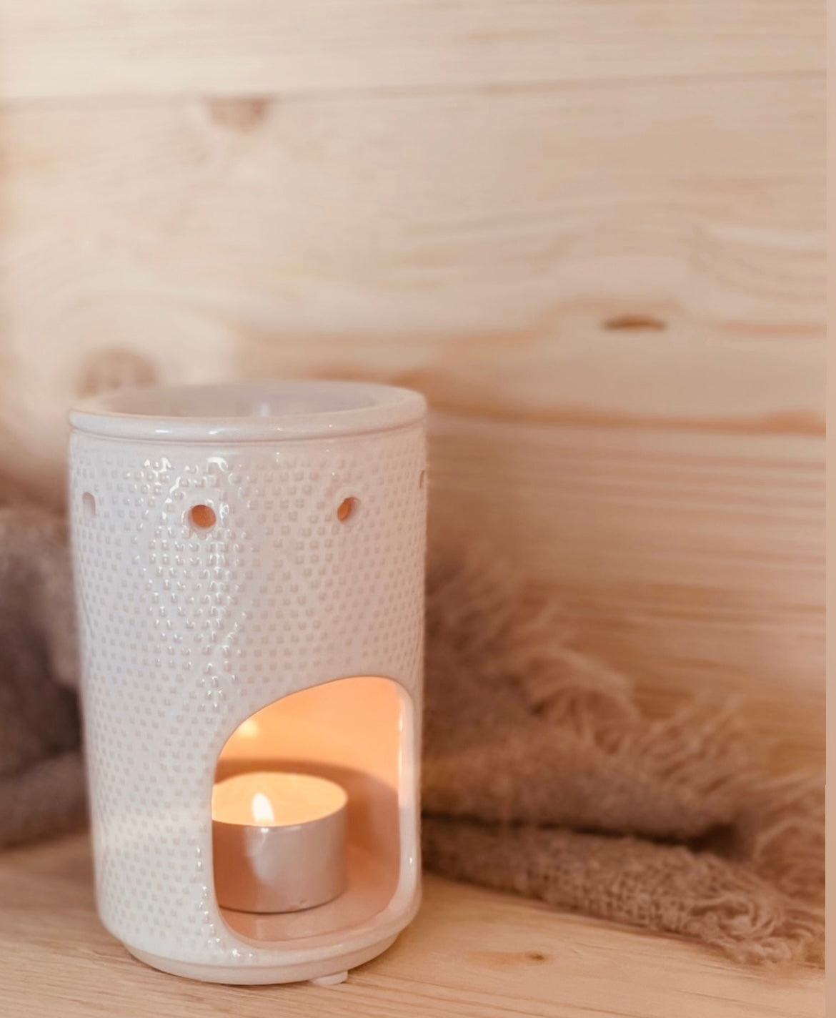 Weiße Duftlampe aus Keramik im Boho Stil.