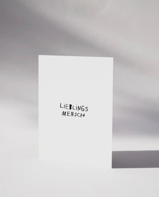 Lass dich verzaubern von den liebevoll gestalteten Postkarten auf hochwertiges Naturpapier und 100 % Recyclingpapier. Hier erhältst du natürliche Postkarten kreiert und designed in Deutschland. Aufschrift " Lieblingsmensch"