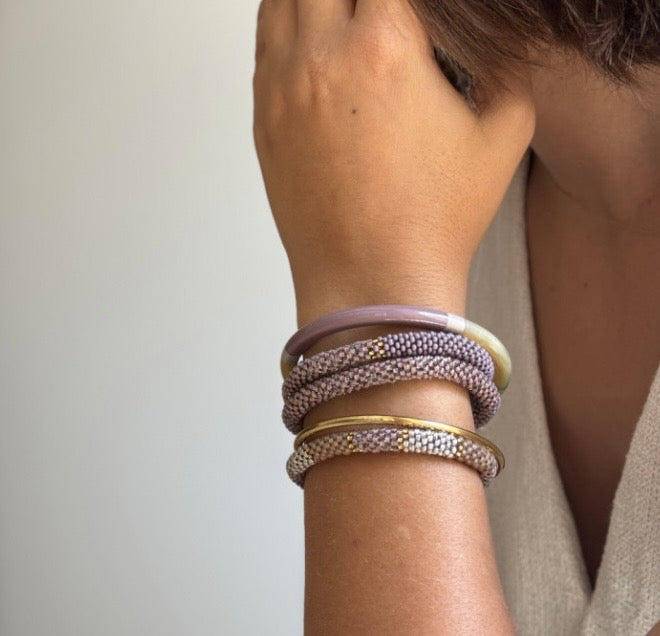Glasperlenarmband aus Nepal in Hellbraun, Mauve, Hellgrau und Gold – Maison KIZO