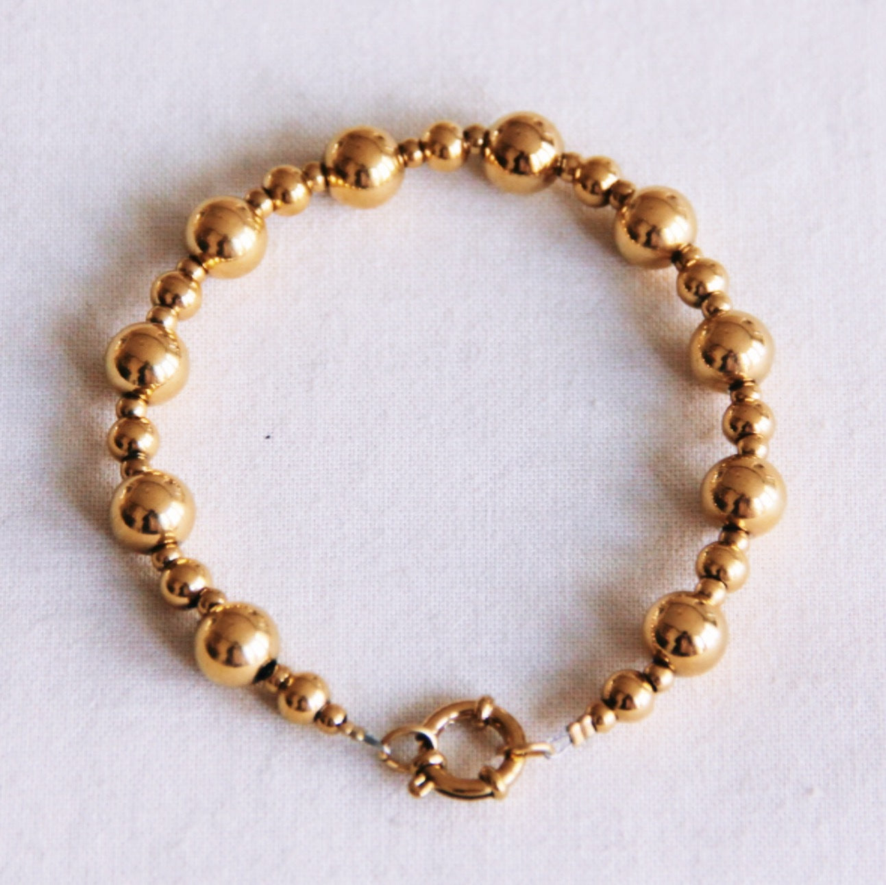 Armband ist mit unterschiedlich großen Edelstahlperlenin gold mit einem Sailorverschluss! 