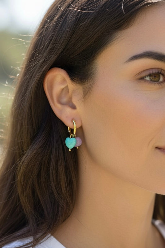 Leicht unebene glänzende Creole mit einem Amazonit-Herz in Türkis Farben und einem eckigen lila schimmernden Lavendel-Jade-Würfel. 