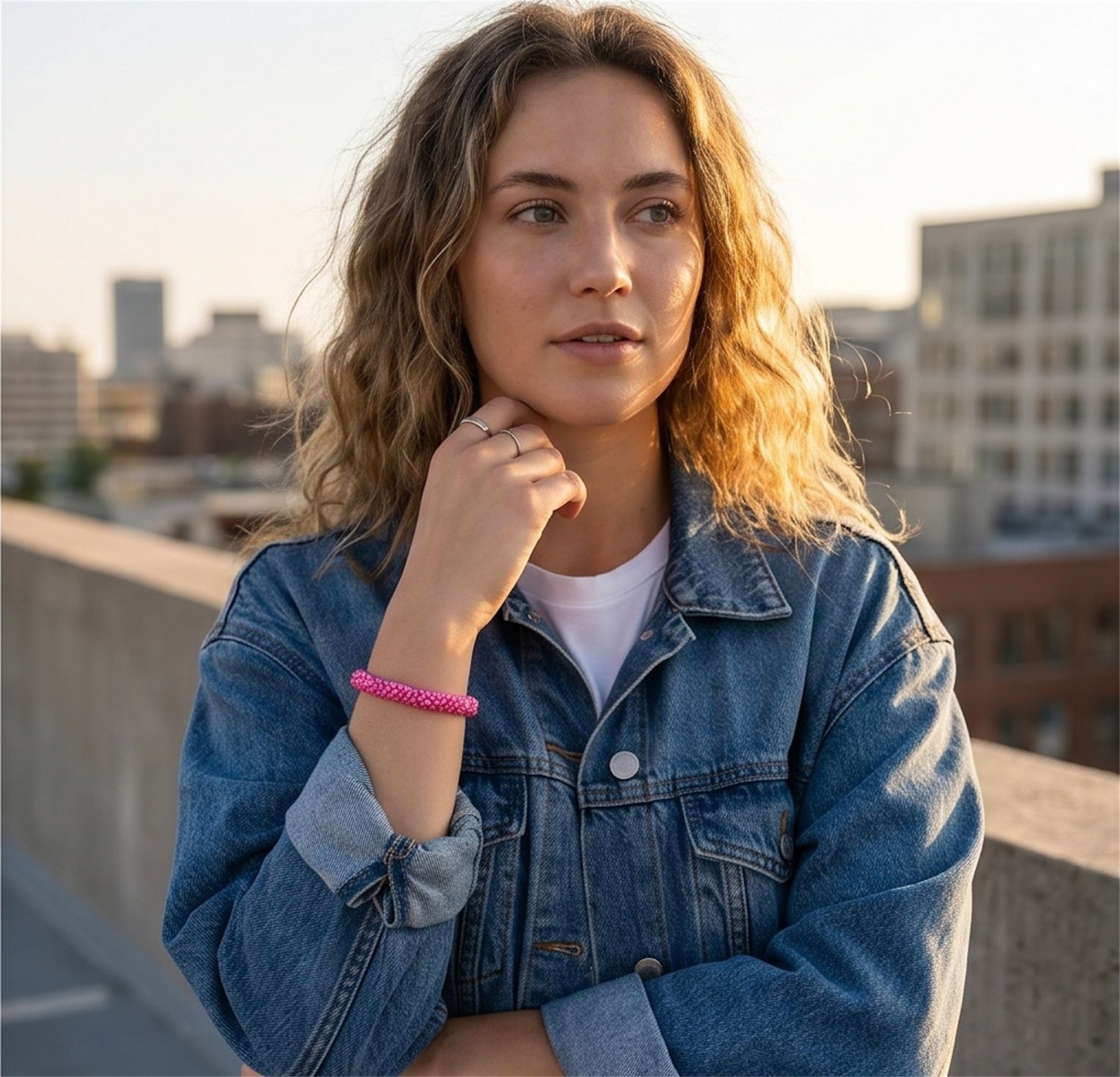 Handgefertigtes Gasperlen Armband aus Nepal mit Miyuki Perlen in knalligen pink.