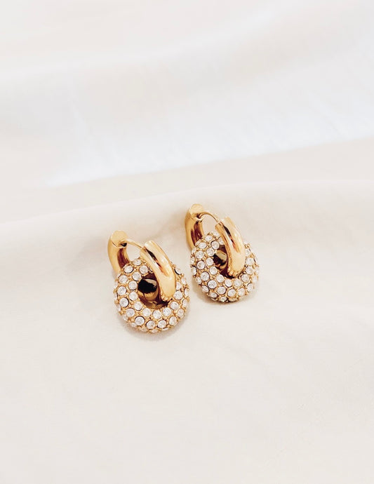 Hoop Creolen mit eingehängtem Ring mit kleinen Zirkonia Steinchen.