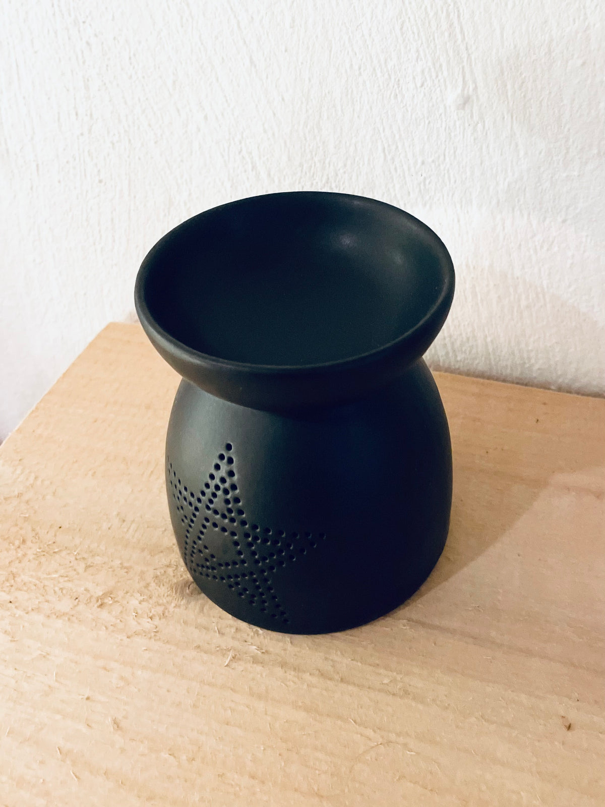 Keramik Duftlampe mit Sternenmuster, matte Oberfläche mit Brennschale von oben.