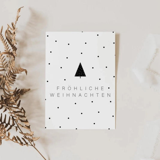 Weihnachtskarte: Fröhliche Weihnachten. Weiß mit schwarzen Punkten und Tannenbaum. Gedruckt auf Naturpapier