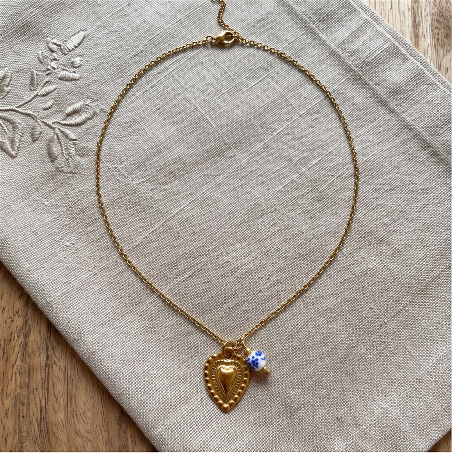 Feine Dirndlkette mit Trachtenherz & Blumenperle