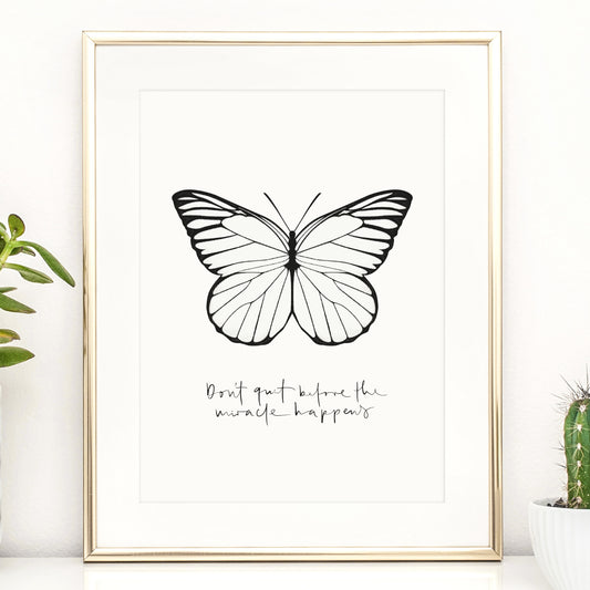 Das Sprüche Poster "Don't quit before the miracle happens" wird auf hochwertigem, 300 g/m² mattem Papier hergestellt. 